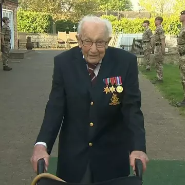 Sir Tom Moore a murit de COVID-19. Veteranul de război avea 100 de ani