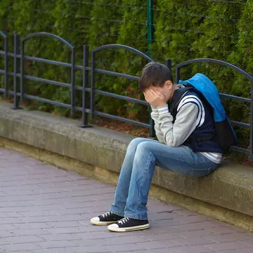 Un elev refuză să mai meargă la școală după ce a fost umilit de învățătoare pentru mărțișorul pe care i l-a oferit