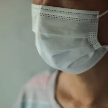 Studiu: Femeile de 40-50 de ani care au avut COVID-19 sunt mai predispuse problemelor de sănătate pe termen lung