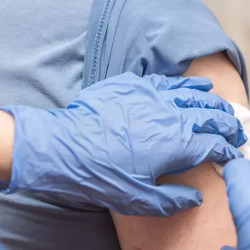 Ce se întâmplă cu oamenii vaccinați cu AstraZeneca din lotul retras