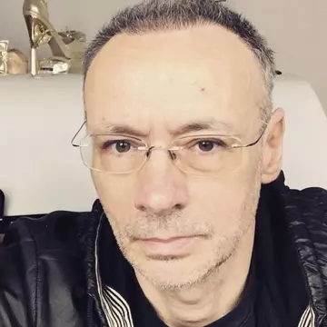 Mihai Albu, ținta unei escrocherii online. Designerul era să rămână fără 1.300 de euro din cauza unui e-mail