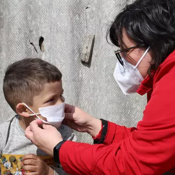 35% dintre românii cu care au discutat voluntarii Crucea Roșie nu cred în pandemia de COVID-19