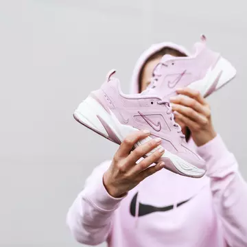 (P) Cu ce se poartă pantofii sport de damă? Descoperă câteva sugestii interesante