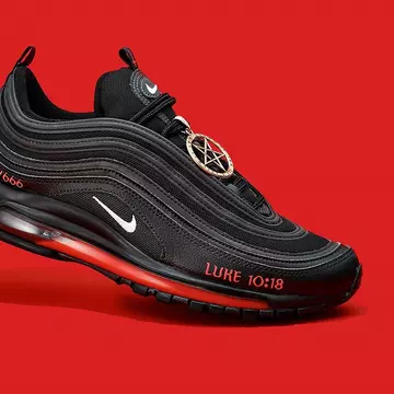 Nike cere retragerea de pe piață a "Pantofilor Satan" în ale căror tălpi se află picături de sânge uman