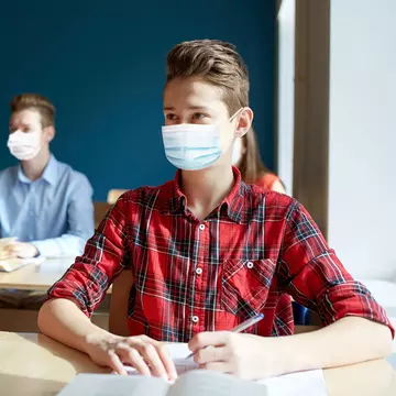 Profesorii nevaccinați anti-COVID-19 ar putea preda doar online