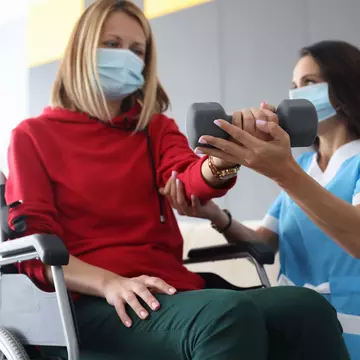 Pacienții vindecați de COVID-19 cu sechele au nevoie de recuperare, dar nu mai sunt locuri