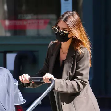 Emily Ratajkowski, siluetă impecabilă la mai puțin de o lună de la naștere