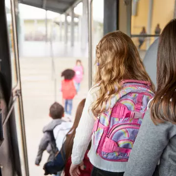 (P) Servicii responsabile de închirieri autocare și microbuze pentru transport copii
