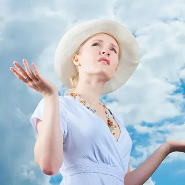 (P) Vreme schimbătoare? Află cum să faci față provocărilor vestimentare primăvara aceasta