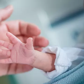 O femeie a născut un băiețel, deși este intubată de o lună din cauza unei forme grave de COVID-19