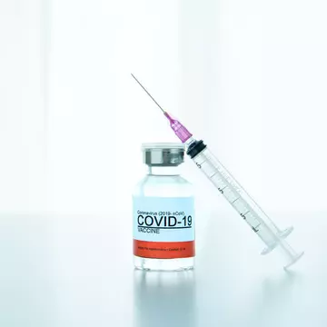 Vaccinarea anti-COVID-19 ar putea deveni anuală