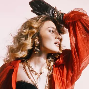 Cântăreața Alexa Dragu, cel mai cool debut al momentului: „Sub efectul tău” încapsulează tristeţea și bucuria de a scăpa din vraja dragostei”