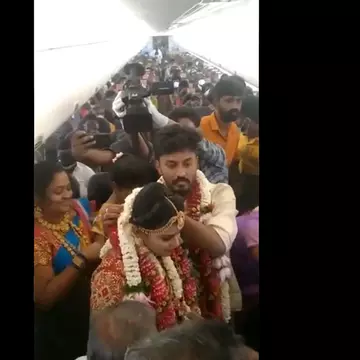 VIRAL Un cuplu a făcut nunta într-un avion pentru a evita restricțiile pandemiei