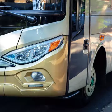 (P) Servicii de închirieri autocare și microbuze moderne și deferite tipuri de servicii transport.