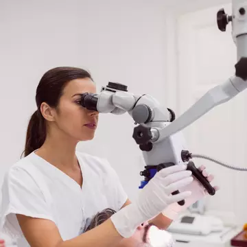 (P) Microscopul dentar în timpul unui tratament endodontic
