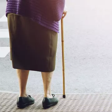 Femeia care a stat nouă luni în casă pentru a se proteja de COVID-19, ucisă de un camion în prima ei zi afară