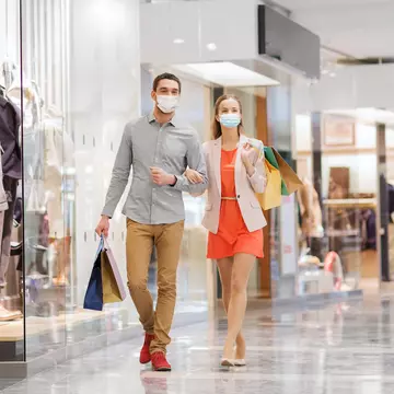 Mersul în weekend la mall ar putea fi condiționat de vaccinare prin lege