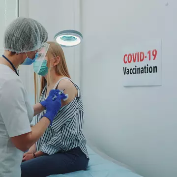 Ministrul Sănătății: De acum, cei vaccinați anti-COVID cu schema completă vor primi bonuri de masă