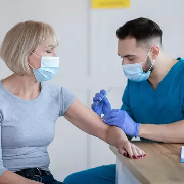Studiu: vaccinul antigripal ar putea reduce efetele severe ale COVID-19