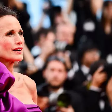 Cum a apărut actrița Andie MacDowell pe covorul roșu de la Cannes 2021