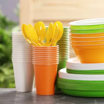 Paharele, farfuriile, tacâmurile din plastic  și bețișoarele de urechi vor fi retrase din comerț