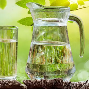 Ce diferențe nutritive există între apa plată și apa minerală