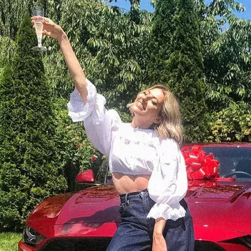 Cât costă mașina pe care o conduce Lidia Buble