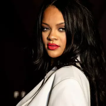 Rihanna a devenit cea mai bogată cântăreață din lume. Solista este oficial miliardară