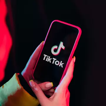 Viața unui tânăr a fost salvată datorită aplicației Tik Tok