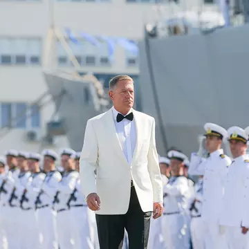 Cât costă ținuta purtată de Klaus Iohannis de Ziua Marinei. Cătălin Botezatu i-a analizat alegerea vestimentară