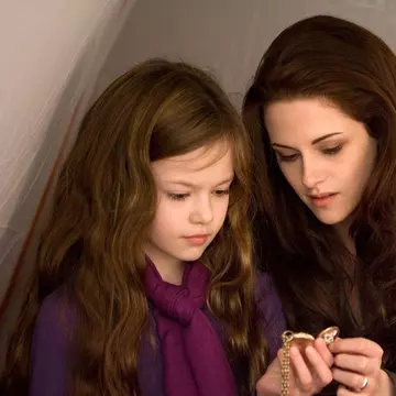 O mai ții minte pe fiica lui Edward și a Bellei din „Twilight”? Uite cum arată acum actrița care a jucat-o