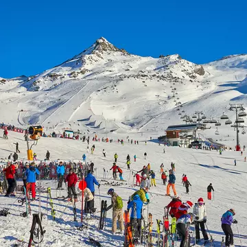 Un turist cere 90.000 de euro de la statul austriac pentru că nu a oprit focarul de COVID-19 din stațiunea Ischgl
