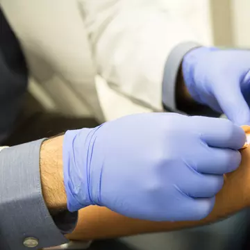 Țara în care antivacciniștii refuză să primească sânge de la persoanele vaccinate anti-COVID-19, de teamă să nu se „otrăvească”