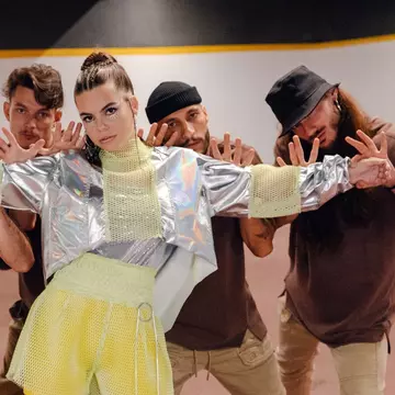 Alessiah lansează single-ul „See You Follow”. Versurile îi aparțin: „E o piesă care seamănă la mesaj cu piesa Copycat a lui Billie Eilish”