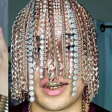 Premieră mondială: Un rapper mexican și-a implantat lanțuri din aur în scalp