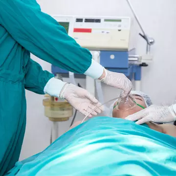 Pacient cu COVID-19, internat la ATI, mesaj către doctori: „Faceți-mi și zece vaccinuri, numai să mă fac bine”