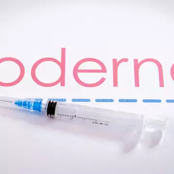 Doza 3 de vaccin anti-COVID-19 de la Moderna se va administra în cantitate înjumătățită - care este explicația