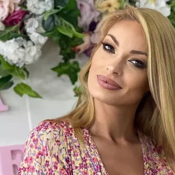 Valentina Pelinel, fotografiată în cârje. Ce problemă de sănătate are modelul și cum se simte acum