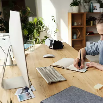 Cum să îți ajuți copilul să participe la orele online cu plăcere