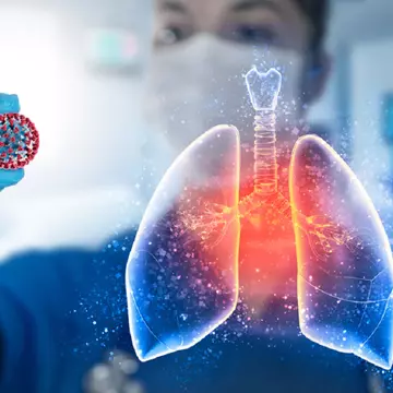Un medic arată cât de afectați sunt plămânii unui pacient cu COVID-19 nevaccinat față de cei ai unei persoane vaccinate