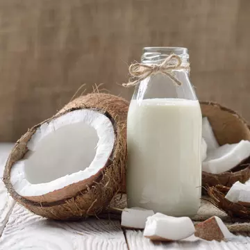 Laptele de cocos. Câtă grăsime conține și ce rol are pentru sănătate!