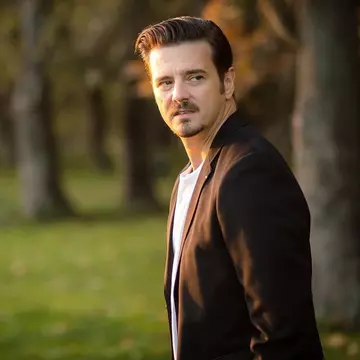 Cum arată și cu ce se ocupă sora lui Mihai Petre, Alina Campigotto