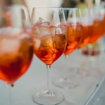 Tot ce trebuie să știi despre Aperol, una din cele mai consumate băuturi pe timpul verii