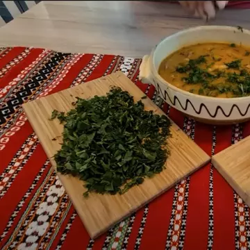 Mirela Vaida prepară ciorbă de fasole cu afumătură ca la mama acasă