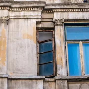 Sute de clădiri din București, pericol pentru oricine trece pe lângă ele. Ce spune primarul despre consolidări