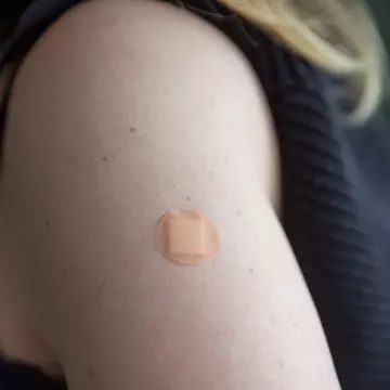 Primul vaccin anti-COVID-19 sub formă de plasture, dezvoltat de o companie britanică