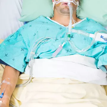 Experiențele unui tânăr cu COVID-19 la ATI: „Cei care intră la ATI lasă totul. Acolo, te dezbracă, îți pun pampers, îți pun branule și cateter”