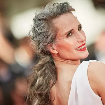Andie MacDowell, mândră de ridurile și de părul ei alb