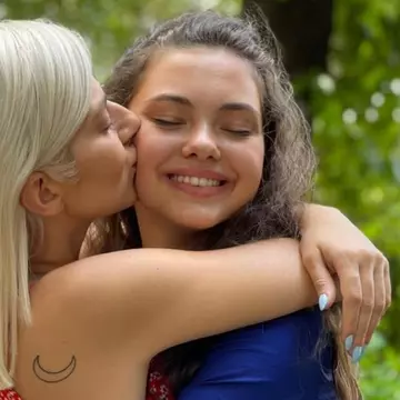 Sora cea mică a Lidiei Buble, Lorena, a împlinit 19 ani. Ce frumoasă este mezina familiei Buble