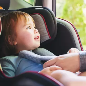 Siguranța copilului în mașină: de la scoică la înălțător auto